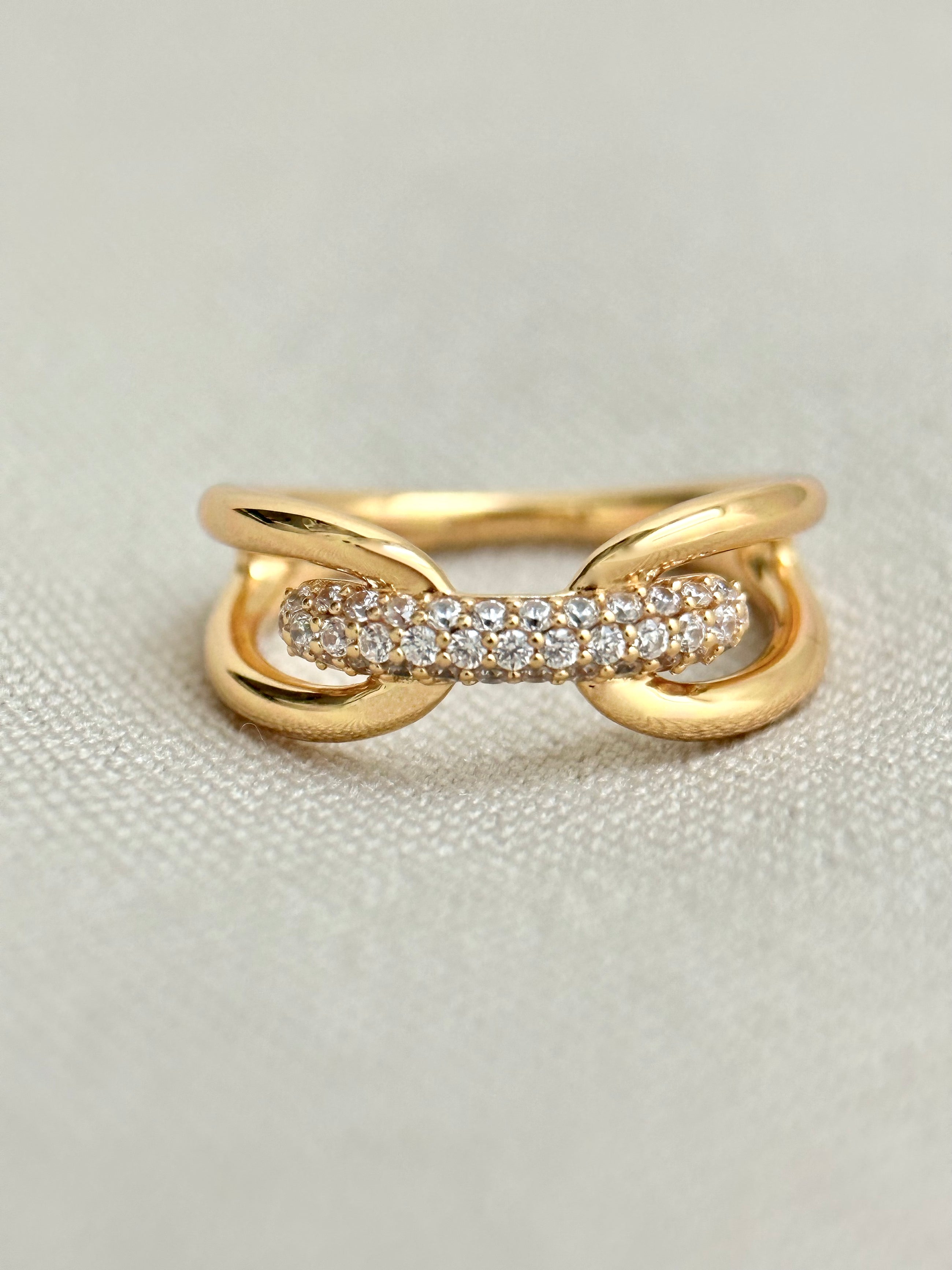 Huggie Ring