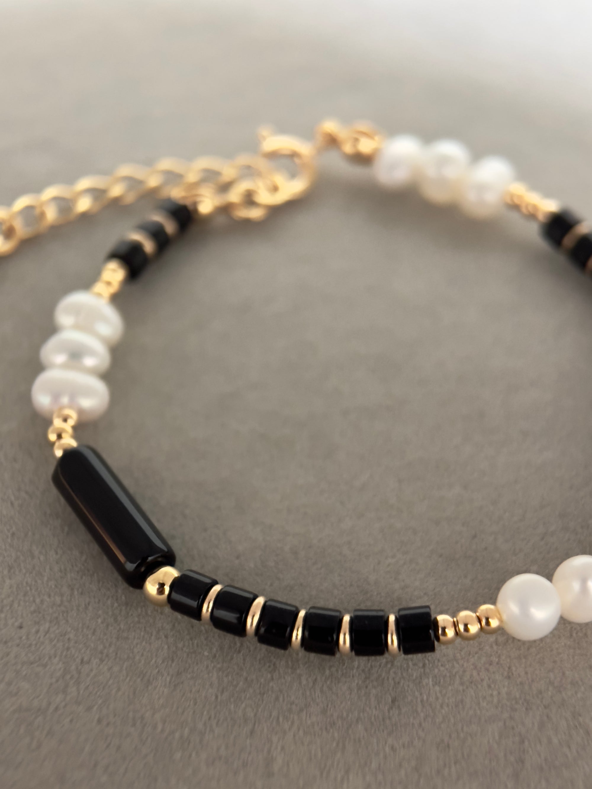 Pearly Onyx Bead Bracelet