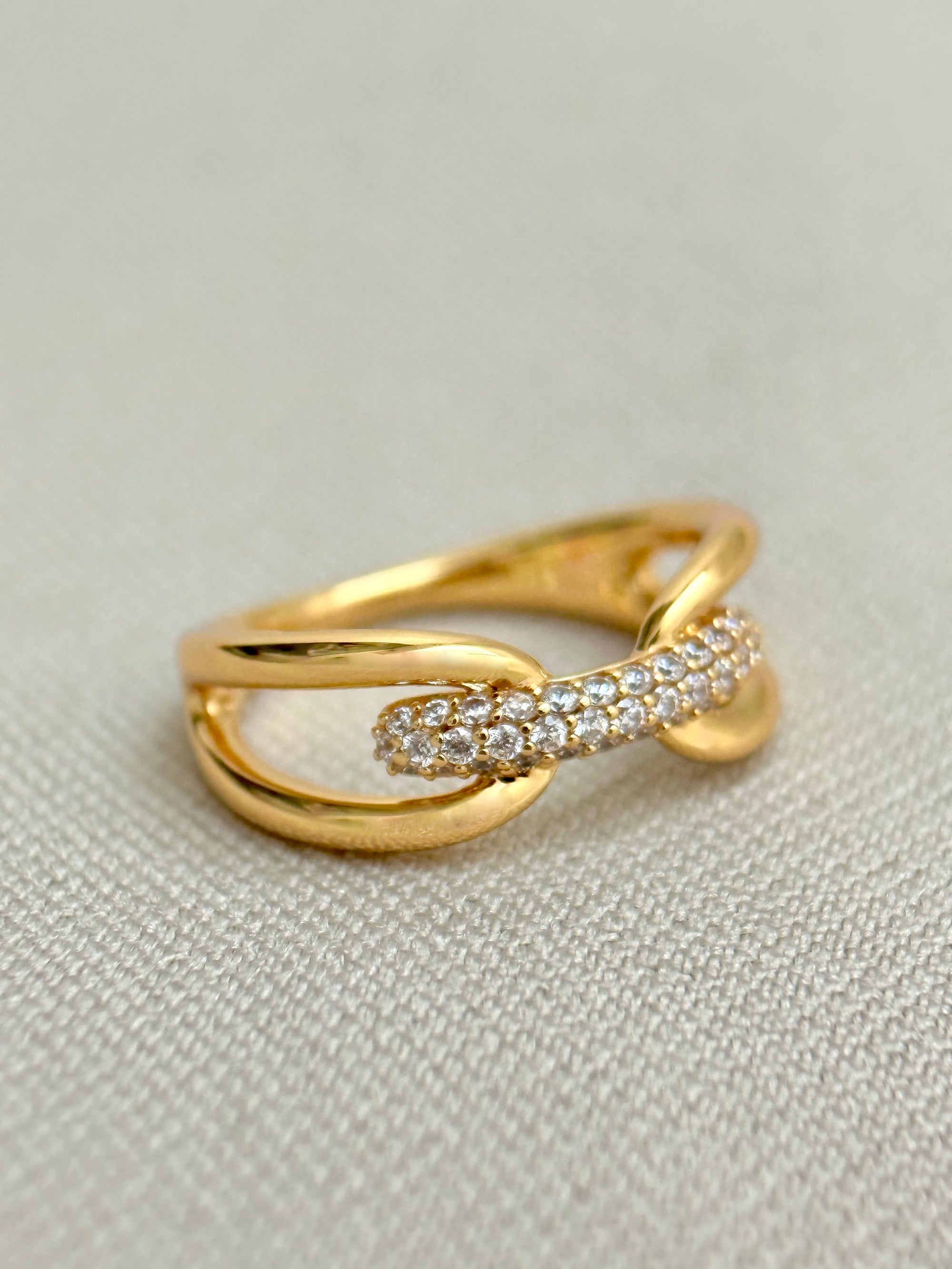 Huggie Ring