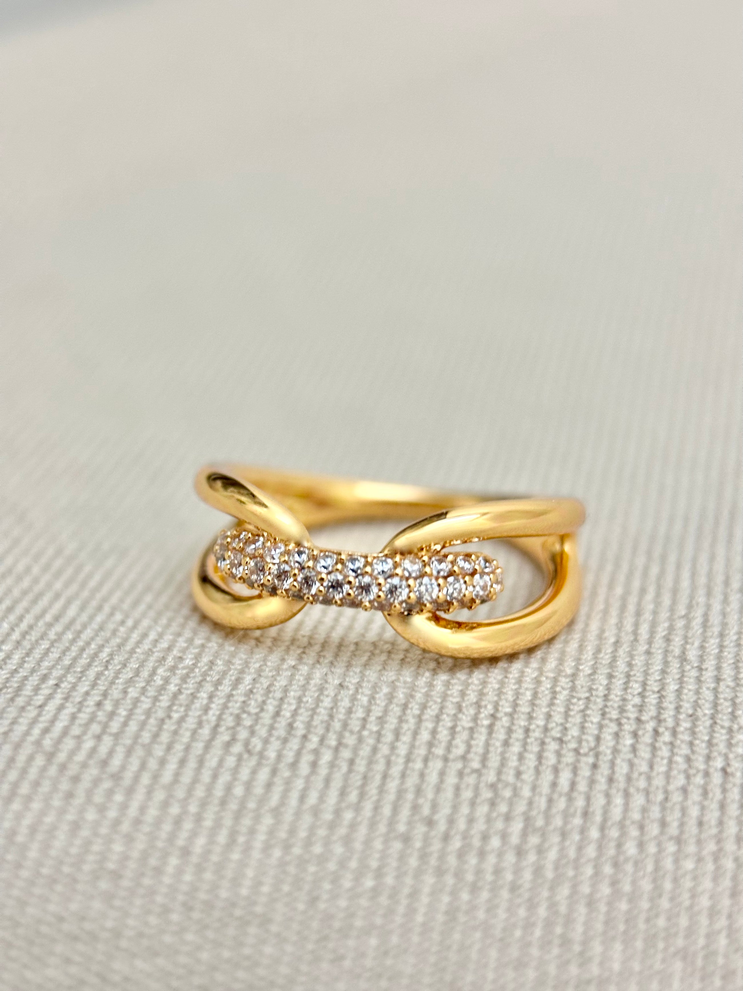 Huggie Ring