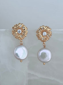 Daisy Pearl Earrings